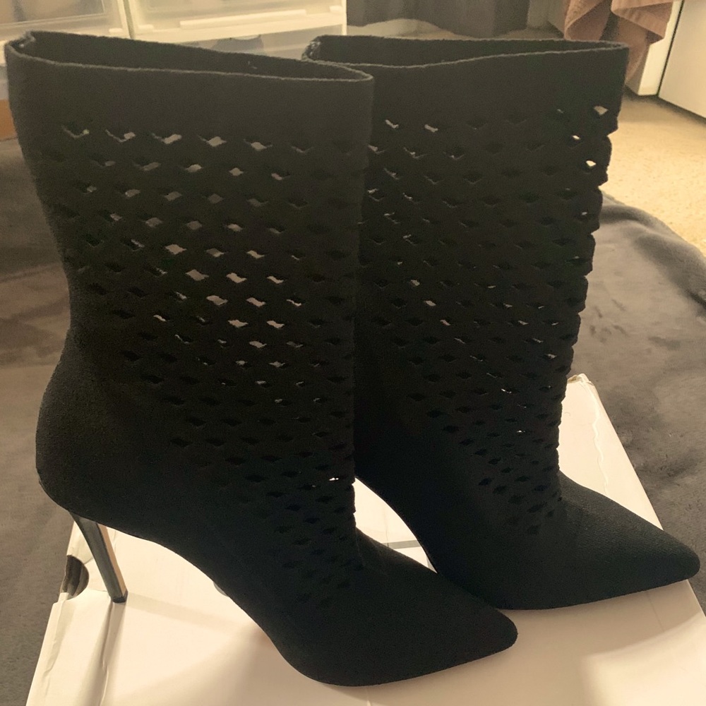 Cut out stretch boot